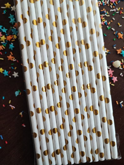 Sorbete de polipapel blanco con lunares dorados
