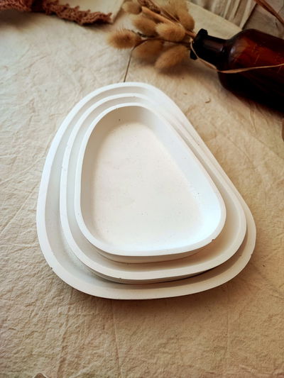 Trio bandejas triangulares en blanco.