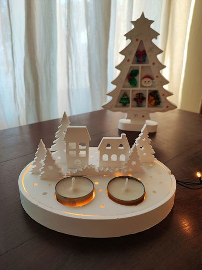 Paisaje navideño CON luces y velas