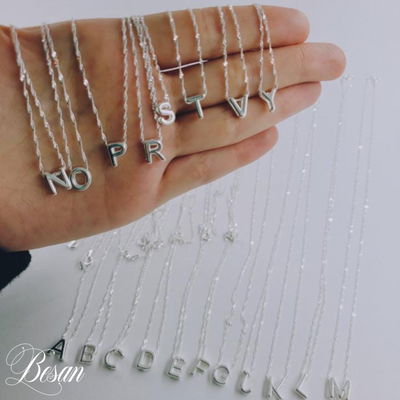 cadena plata con dije inicial