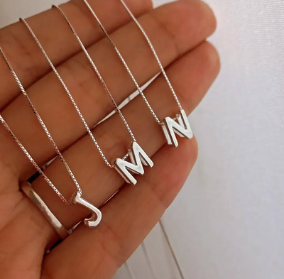 Cadena de plata con dije M