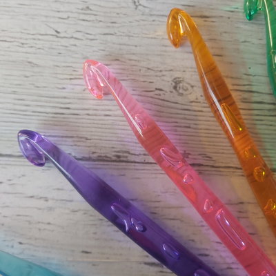 Aguja crochet totora de acrílico Nro. 15