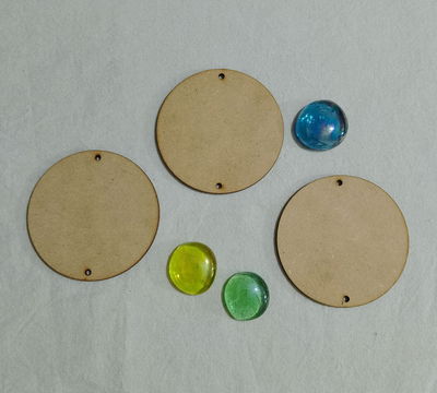 Círculos de 6 cm con 2 orificios x 50 unidades. MDF 3 mm, color natural.