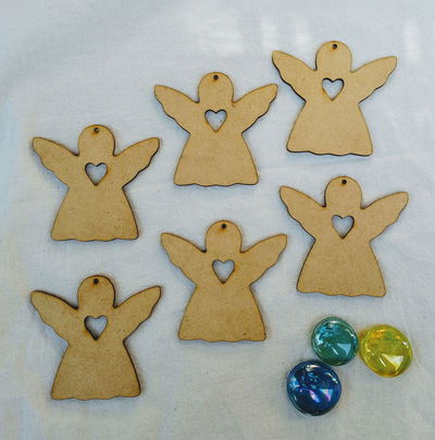 Colgante de Ángel con corazón MDF 3 mm, color natural.