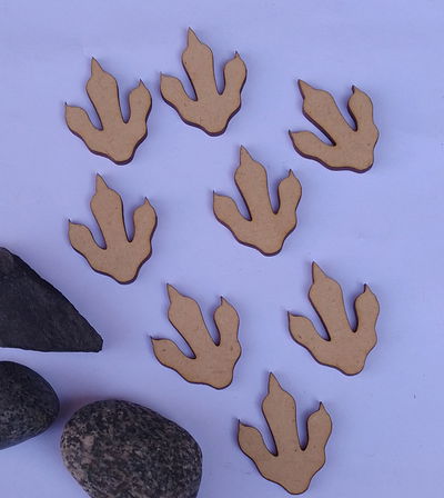 Formitas de huellitas en fibrofácil para pintar.