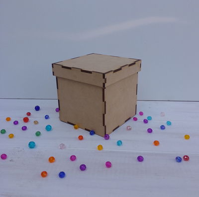 Caja cubo 5x5x5 cm, ideal Souvenir. En fibrofácil 3 mm, color natural.