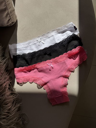 PACK x2 bombis sayka algodón con puntilla blanco y rosa