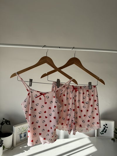 PIJAMA KITTY CORAZONES ROJOS