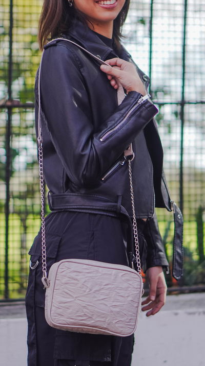 Cartera de cuero arrugado