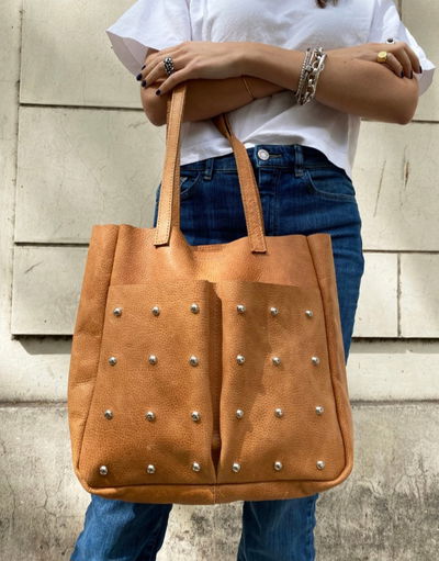 Tote de cuero con bolsillos con tachas