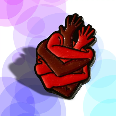 Pin corazon abrazo