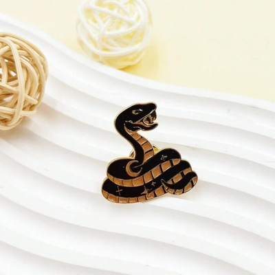 Pin serpiente luna