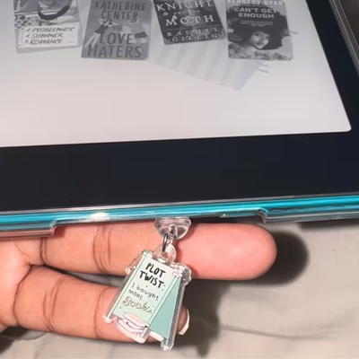 CHARM PUERTO DE CARGA C - KINDLE - PLOT TWIST