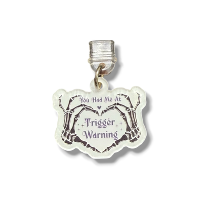 CHARM PUERTO DE CARGA C - KINDLE - TRIGGER WARNING