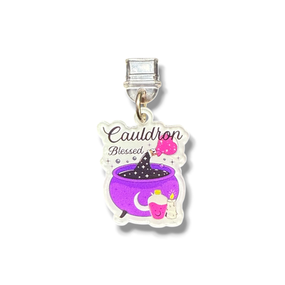 CHARM PUERTO DE CARGA C - KINDLE - CAULDRON BLESSED