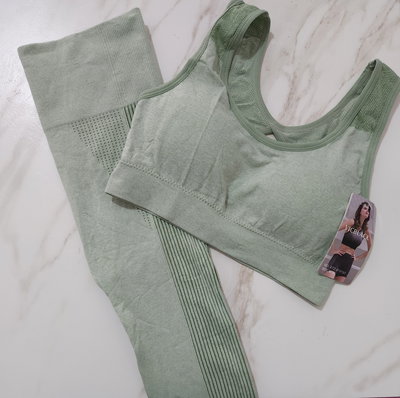 Conjunto de top + calza con frunce verde claro