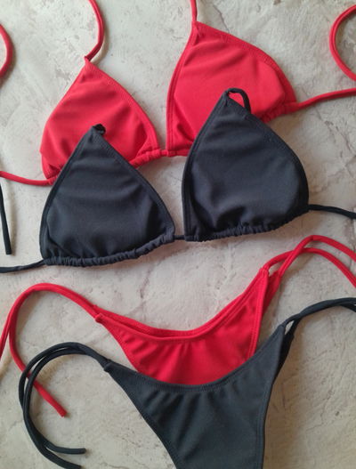 Amapola Bombi en V Azul Oscuro/Rojo