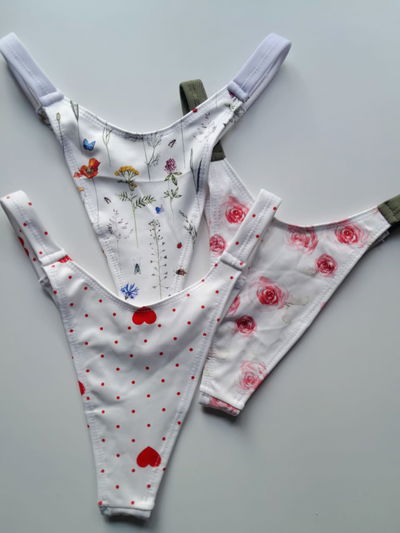 Bombi Estampanda en V Blancas x2