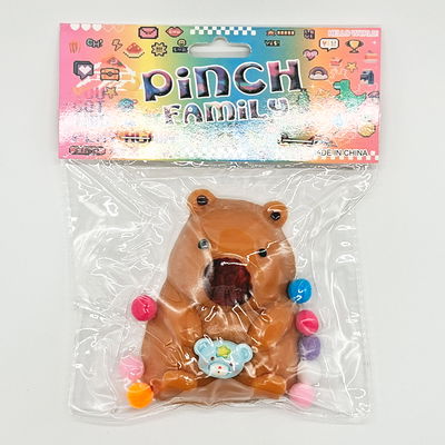 SQUISHY CAPIBARA CON POMPONES