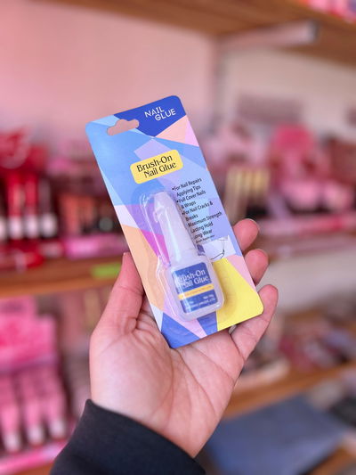PEGAMENTO DE UÑAS CON PINCEL