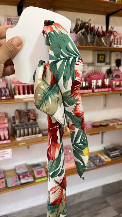 PAÑUELO 50X50 HOJAS VERDES