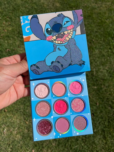 PALETA DE SOMBRAS 9 TONOS CON ESPEJO STITCH SENTADO