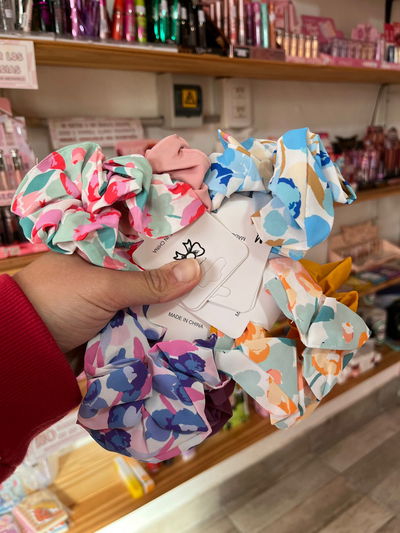 SCRUNCHIE COLOR X 2 UNA ESTAMPADA Y UNA LISA