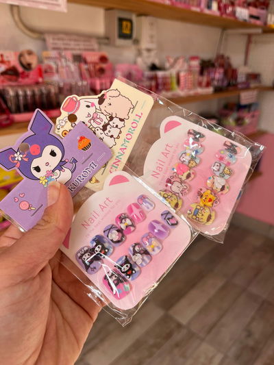 UÑAS POSTIZAS INFANTILES CON PEGATINA, LIMA Y REPUJADOR