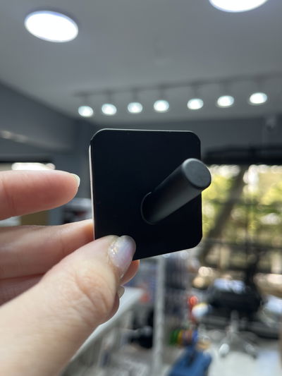 Pack x4 ganchos metálicos ángulo autoadhesivos negro mate