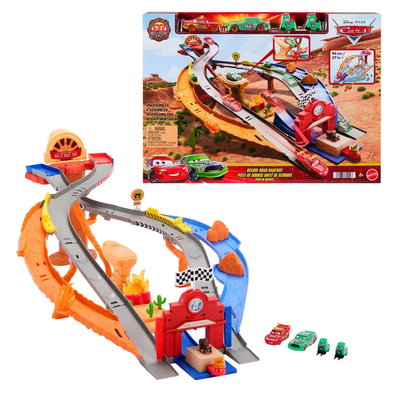 Cars. Radiador Springs Carrea de Rescate. Incluye a Chick Hicks y Rayo McQueen.