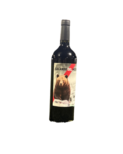 Vino malbec sacando del medio 