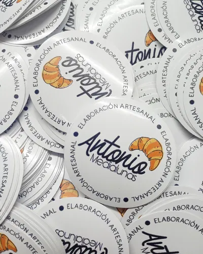 Stickers resistentes 5 cm para tu marca · 1 diseño · Vinilo UV