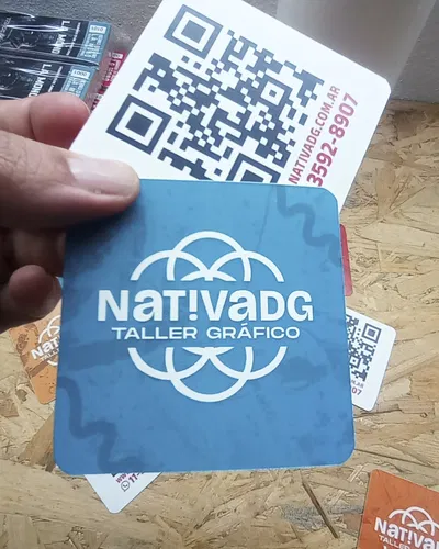 Tarjetas con QR y puntas redondeadas