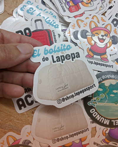 Stickers en vinilo 6 cm con diseño para tu marca · hasta 10 modelos