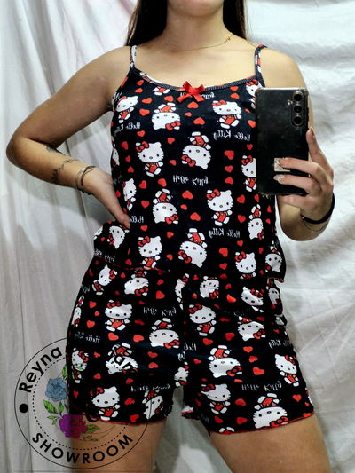 PIJAMA TIRITAS KITTY FONDO NEGRO