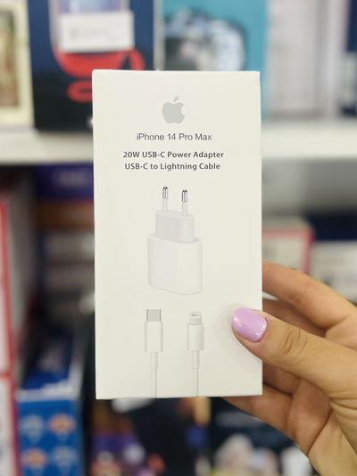 Cargador iPhone 20w tipo C a Lightning. Patas redondas