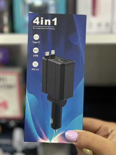 Cargador de auto retráctil 4 en 1