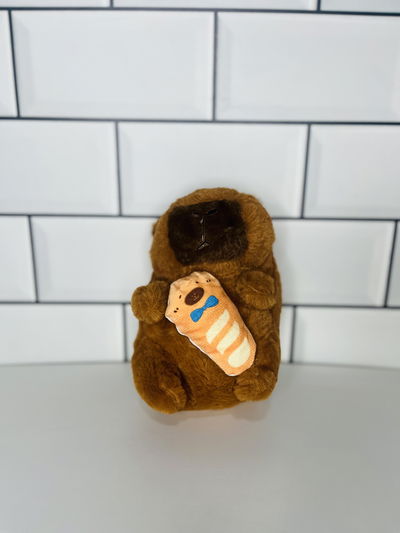 Peluche de Capybara con pan sonriente