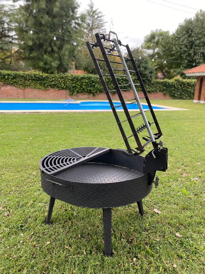 FOGONERO ASADOR CON ESTACA Y MEDIA PARRILLA. Modelo mediano.