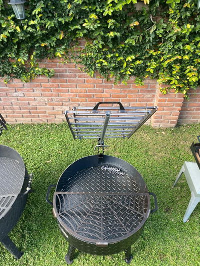 FOGONERO ASADOR CON ESTACA Y MEDIA PARRILLA . Modelo chico.