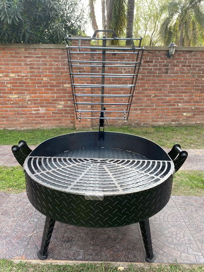 FOGONERO ASADOR CON ESTACA Y MEDIA PARRILLA. Modelo grande.