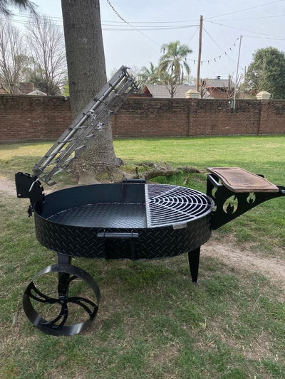 FOGONERO GRANDE CON RUEDAS Y SOPORTE PARA TABLA.