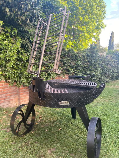 FOGONERO GRANDE Alto CON RUEDAS Y SOPORTE PARA TABLA. 