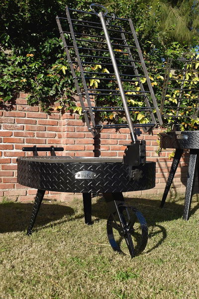 FOGONERO ASADOR CON ESTACA Y MEDIA PARRILLA. Modelo mediano, con rueda Delantera