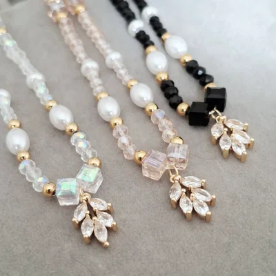 Collar cuentas y hojas strass 