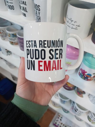 Taza de cerámica, Esta reunión pudo ser un email