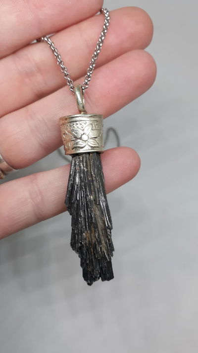 Dije de cianita negra / escoba de bruja