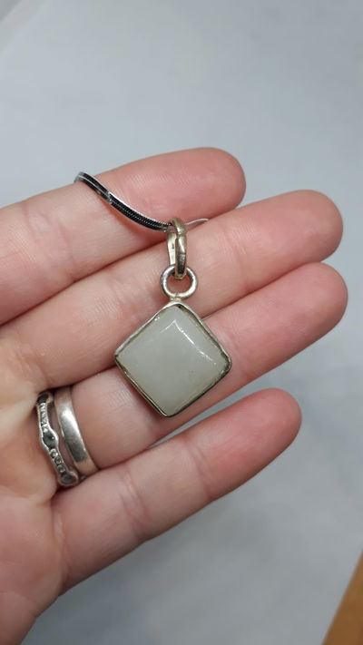 Dije de ónix blanco