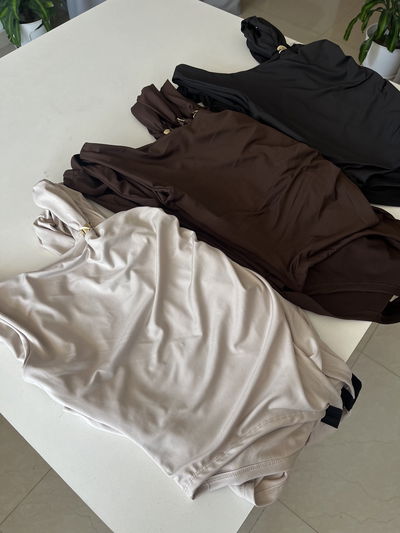 BODY APLIQUE DORADO UN HOMBRO