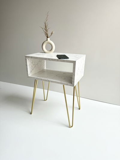 Mesa De Luz Simil Marmol Carrara | Nordica Hairpin Doradas